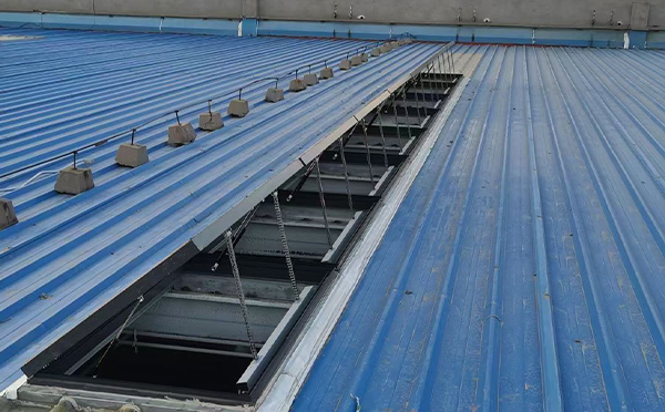 某城市大型商业综合体中庭德令哈排烟窗工程