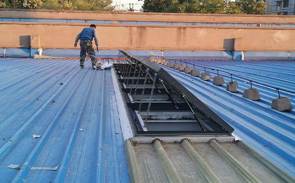 某区域性物流仓储中心德令哈排烟窗系统安装项目