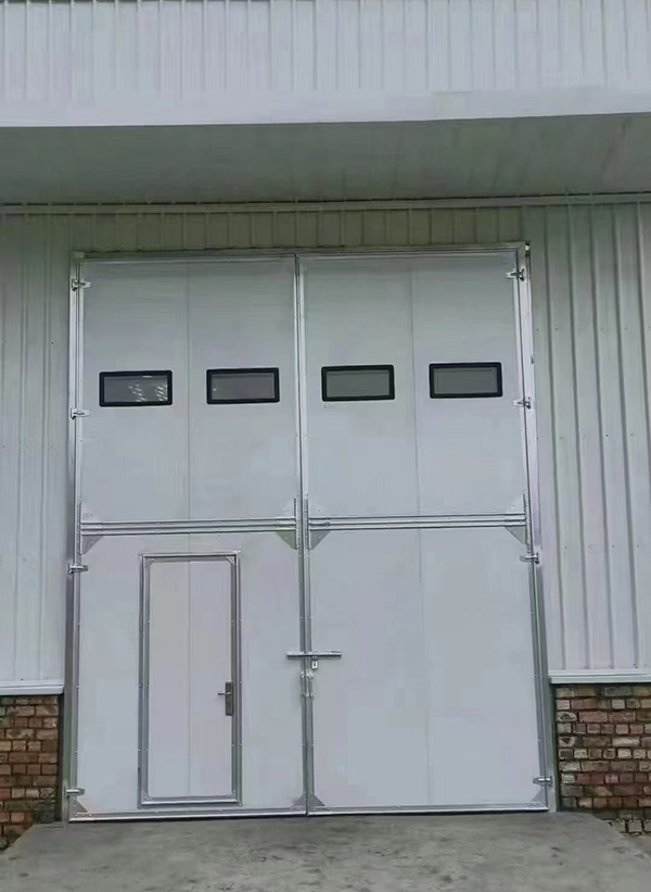 德令哈工业门在设备装配车间出入口的实施记录